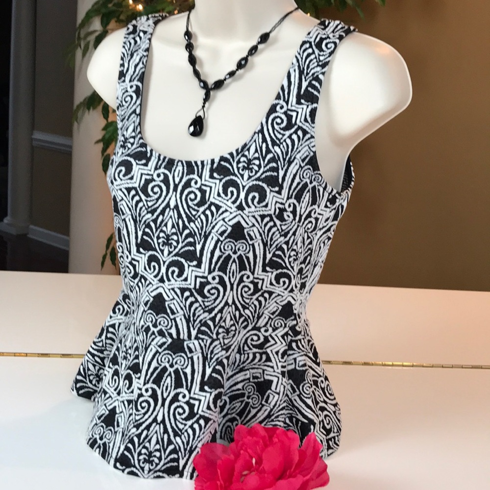 🎉HOST PICK!!🎉BEBE BLACK & WHITE TOP SIZE S/P🖤 - Picture 6 of 8